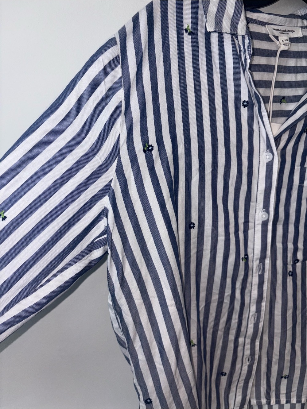BeachLunchLounge Striped Button-Down Shirt in Navy and White NWT floral medium - Picture 3 of 6